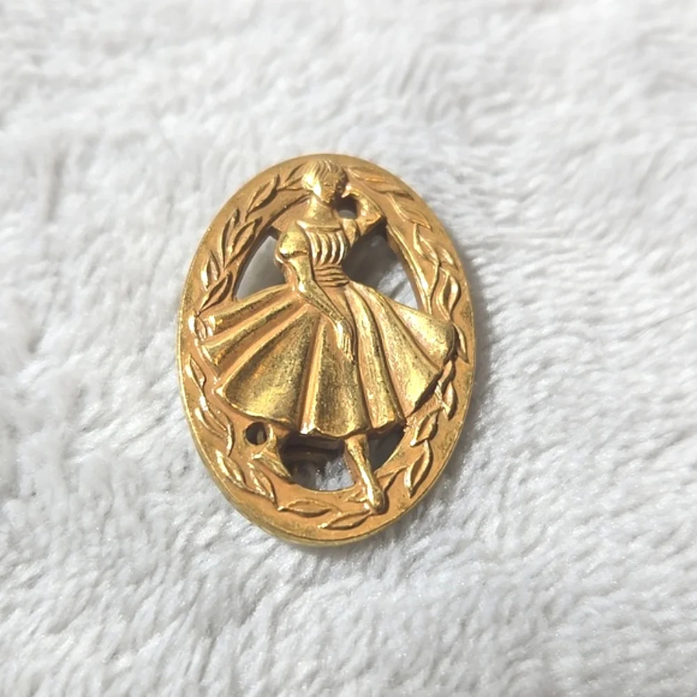 #408 VINTAGE Singer Young Style Maker Contest Qualifiers  Award  Brooch